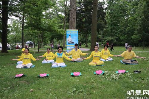 '图1~2:法轮功学员在尼亚加拉大瀑布(Niagara Falls)炼功点功法演示。'