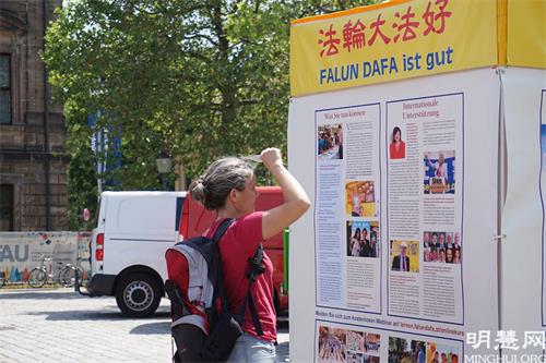 '图2~4:过往的民众纷纷签名支持停止迫害法轮功。'