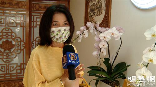 图4:台湾侨务促进委员林女士前来祝贺巴黎天梯书店开业