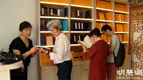 图5:比阿特丽斯(Beatrice,左二)正跟店员询问、挑选自己想要的书。