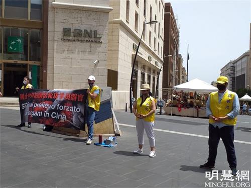 '图1:在那波里市中心最热闹的商业街-罗马大道,举行弘法讲真相活动'