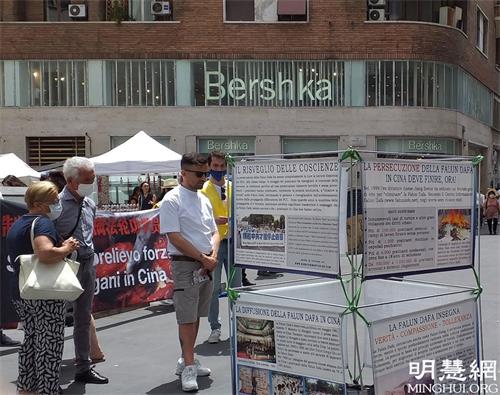 '图2~4:步行街上,人们驻足观看真相展板,并和法轮功学员交谈'