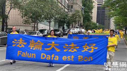 图1:二零二一年七月十七日,加拿大魁北克法轮功学员在蒙特利尔举行盛大游行,纪念和平理性反迫害二十二周年。
