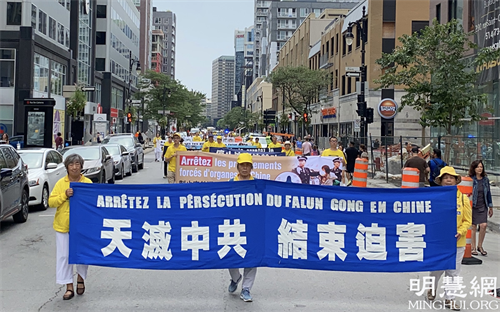 图2 - 10:二零二一年七月十七日,加拿大魁北克法轮功学员在蒙特利尔举行盛大游行,纪念和平理性反迫害二十二周年。