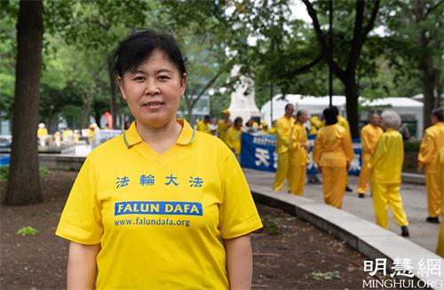 图11:蒙特利尔法轮功学员王志芳说,在修炼法轮大法后,才懂得什么是真正的好人。