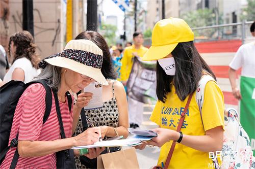 图14:有不少民众表示要为制止迫害而尽一份力,纷纷在要求停止迫害的征签信上签字。
