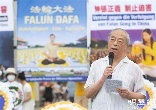 图7:民阵理事朱振和教授发言:我们永远站在法轮功学员一边,揭露迫害的罪恶,直到把邪恶的中共清除掉。