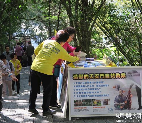 图1-2:玉尾为大陆游客介绍真相资料,并发送给他们。