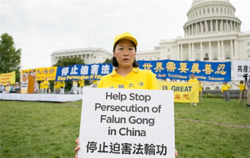 图1:张万侠在美国首都参加法轮功反迫害的活动。
