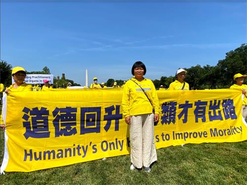 图3:夏海珍在美国首都参加法轮功反迫害的活动