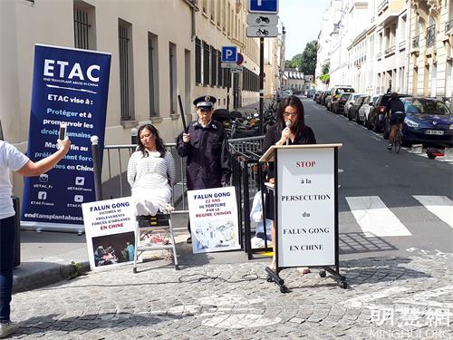 '图3:停止中国滥用移植器官协会(ETAC)法国代表露娜(Fiorella Luna)女士在集会上发言'