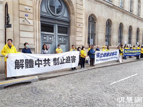 '图4~6:2021年7月17日下午,法国法轮功学员在巴黎中使馆前进行了反迫害的集会活动,呼吁停止迫害法轮功。'