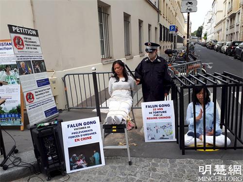 '图7:酷刑展揭露中共迫害'