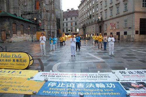 '图1:法轮功学员烛光悼念被迫害的法轮功学员。'