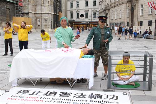 '图3:法轮功学员在集会现场做酷刑模拟展'