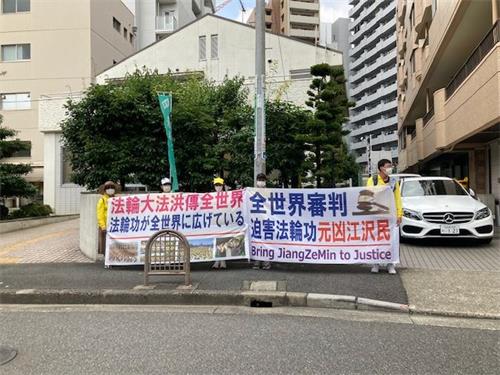 '图2~3:在名古屋中领馆前的抗议活动。'