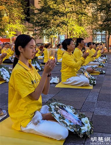 '图1~4:2021年7月18日晚,加拿大魁北克部份法轮功学员在蒙特利尔兵器广场,烛光悼念被中共迫害致死的法轮功学员,呼吁民众的正义和良知,共同制止中共长达22年的反人类罪行。'
