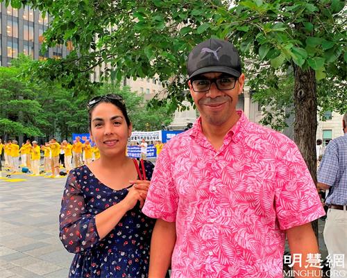 '图6:摩洛哥移民阿迪尔(Adil)和太太支持法轮功学员的反迫害。'