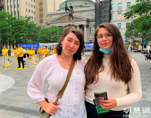 '图7:蒙特利尔预科学生罗贝尔塔(Roberta,右)和朱丽叶特(Juliette,左)对法轮功学员说:“你们做的事很了不起。”'