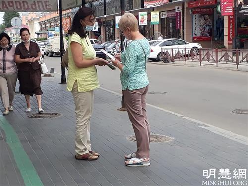 '图3~4:伊尔库茨克法轮功学员征集签名'
