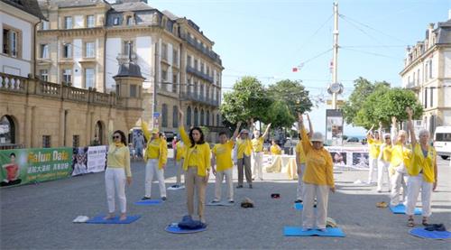 '图9:法轮功学员炼功'