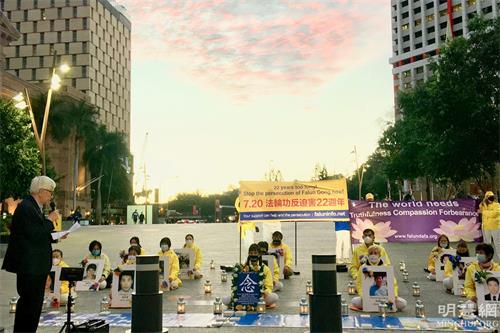 '图4:澳洲资深医师在布伊在烛光悼念活动上发言'