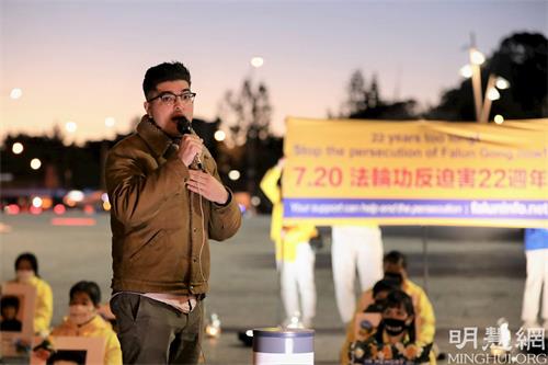 '图5:德鲁·帕夫洛在烛光悼念活动上发言中说:“看到法轮功学员坚持不懈的反迫害,令我感动,我将永远与你们站在一起。”'