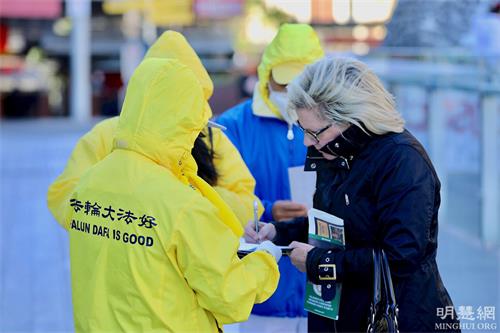 '图8:塔尼娅·塞利在征签表上签字表达对法轮功反迫害的支持'