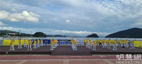 '图1~3:昌原法轮功学员在镇海楼观景台展示功法'