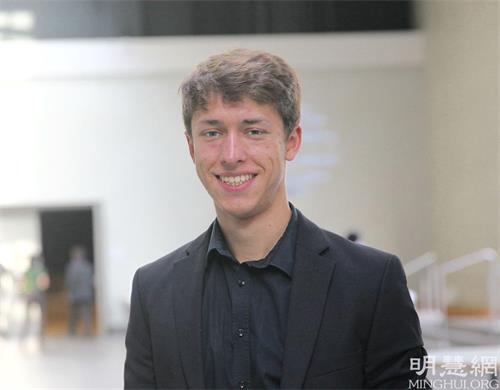 '图2:青年法轮功学员沃勒斯(Luca Wohlers)从小就在大法中成长。'