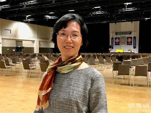 '图3:谢女士觉得听到师父发给德国法会的致词很荣幸。'