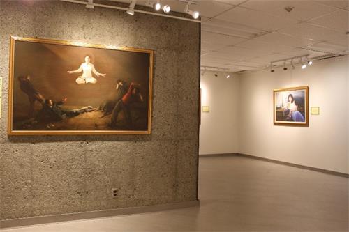 '图:在科文奇山谷波多艺术馆举办的真善忍美展一角'