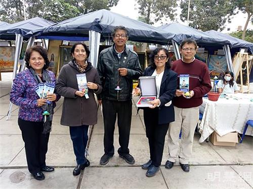 '图2:市艺术和文化办主任诺贝托·胡安·坎波斯(Norberto Juan Campos)与学员们合影'