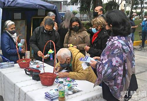 '图4:民众观看画展后,在留言簿上写下感言。'