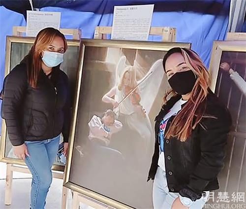 '图6:委内瑞拉姐妹帕特里夏(Patricia)和安德烈娜(Andreina)参观美展'