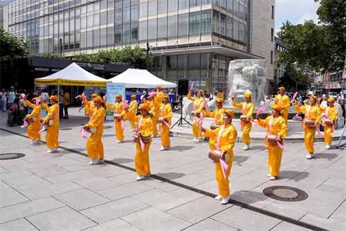 '图3:涵参加腰鼓队表演。(前排右一)'