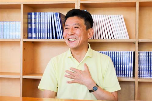'图1:广播节目制片人金炅一在人生的重大关头上,阅读了《转法轮》,拥有了全新的人生。'