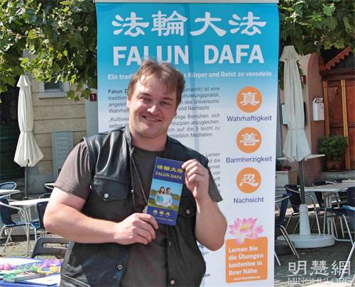 '图6:影像设计师弗洛瑞安(Florian Jacot-Descombes)支持法轮功学员反迫害。'