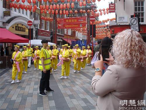 '图1~6:二零二一年八月二十八日,英国法轮功学员在伦敦市中心举办游行,传播法轮功的真相,呼吁停止迫害。'