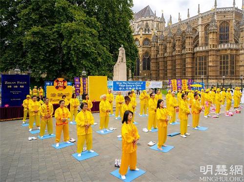 '图7:二零二一年八月二十八日,英国法轮功学员在伦敦议会广场上演示功法。'