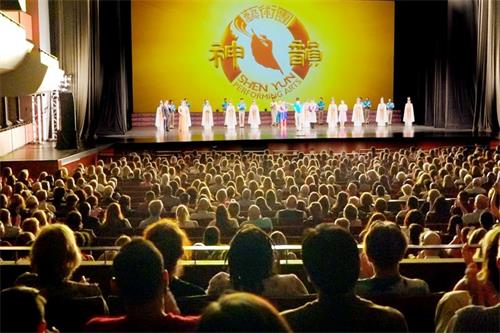 '图2:二零二一年七月二十九日晚,神韵巡回艺术团在美国科罗拉多州科泉市派克斯峰艺术中心(Colorado Springs Pikes Peak Center for the Performing Arts)上演三场演出。图为第三场演出的谢幕照。'