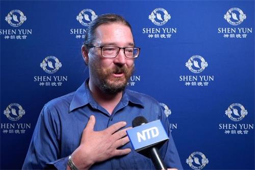'图4:二零二一年七月二十九日晚,影像制作公司Terra Media的老板、现场活动制作人道格拉斯・比奇伍德(Douglas Beechwood)观看了神韵巡回艺术团在科罗拉多州科泉市的演出。'