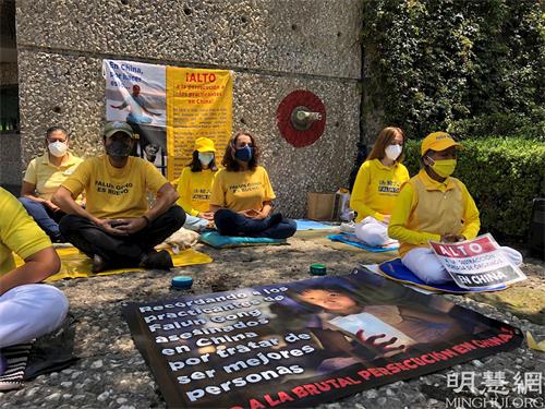 '图1~2:在反迫害二十二年之际,墨西哥学员在中共驻墨西哥城总领事馆前和平请愿,要求结束迫害。'