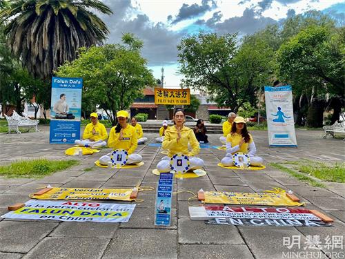 '图3:在反迫害二十二年之际,墨西哥学员在普埃布拉市(Puebla)传播真相。'
