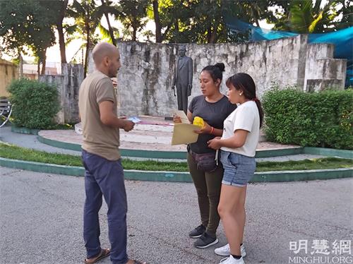 '图10:法轮功学员在给路人讲真相'
