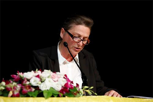 '图2:西人学员劳伦斯(laurence)女士在法会上发言'