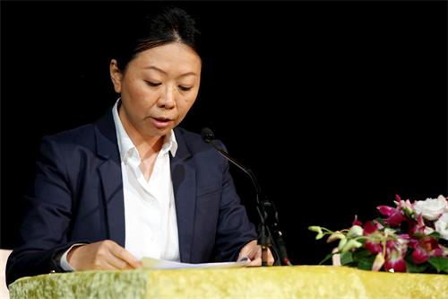 '图3:法国电视台的负责人黄女士在法会上发言'