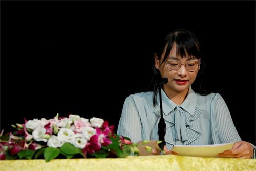 '图5:何女士在法会上发言'