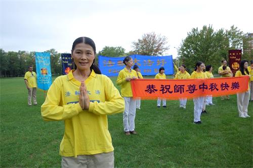 '图4:法轮功学员孙女士向李洪志师父表达感恩,是大法修炼让她找到了内心的平和。'