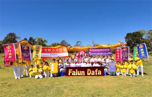 '图1：二零二一年九月十八日，部份澳洲昆士兰法轮功学员在图文巴（Toowoomba）花节活动期间合影，恭祝法轮功创始人李洪志先生中秋节快乐。'